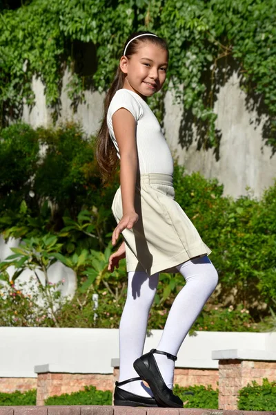 Poseren Vrij Philippina Meisje Kinderen Dragen Rok Staande Zonnige Dag Stockafbeelding