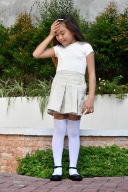 Çocuklar ve Hafıza Kaybı Etek Giyen Ayakta Duran