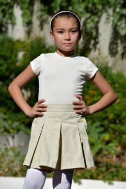 Duygusuz Genç Bir Kız Duruyor