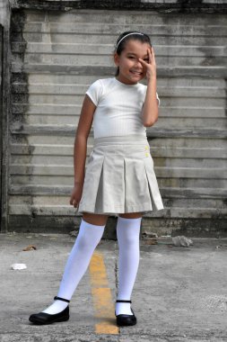 Otoparkta Etek Giyen Utangaç Genç Filipinli