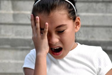 Stresli Sevimli Kadın Çocuk Duvarın Yanında