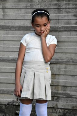 Duvarın Önünde Asyalı Kız ve Üzüntü