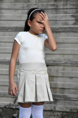 Stresli Filipinli Çocuklar Duvarın Önünde