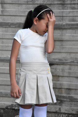 Filipinli Sevimli Çocuk ve Üzüntü Duvarın yanında duran Etek Giyen