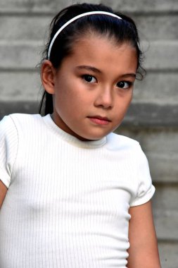 Genç Filipinli Çocuklar ve Duvarın Yakınındaki Karışıklık