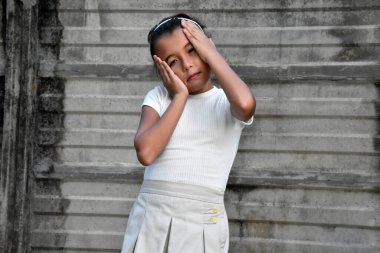 Filipinli Kız ve Duvarın Yakınındaki Endişe
