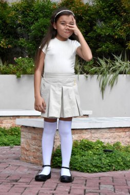 Güzel Filipinli Çocuk ve Şaşkınlık Etek Giyiyor