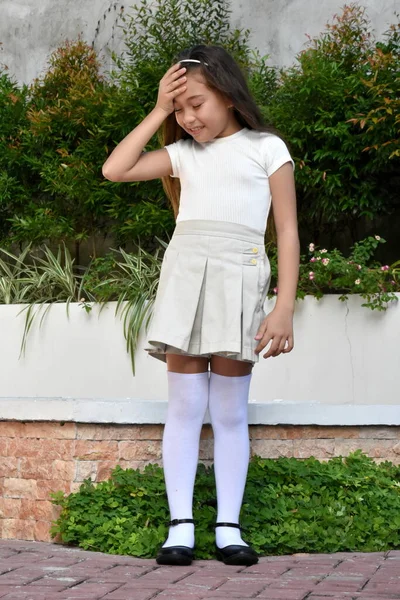 Çocuklar ve Hafıza Kaybı Etek Giyen Ayakta Duran