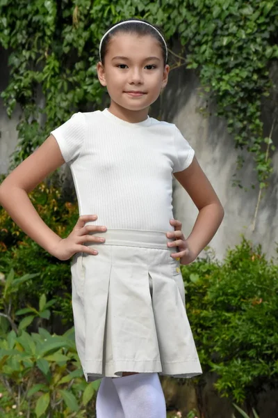 年轻的菲律宾姑娘穿着短裙 — 图库照片