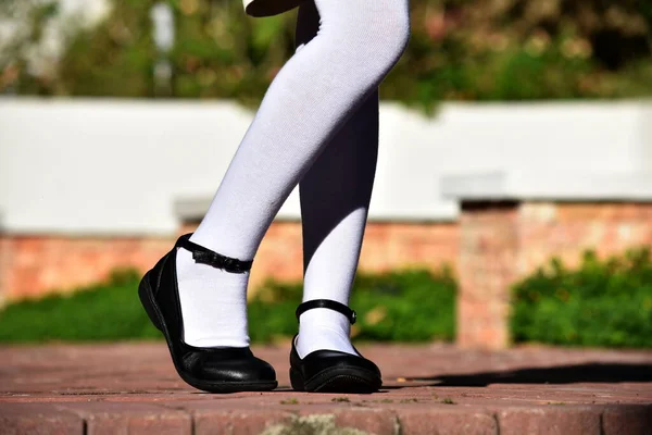 Κορίτσι Μαύρα Παπούτσια Και Άσπρες Κάλτσες — Φωτογραφία Αρχείου