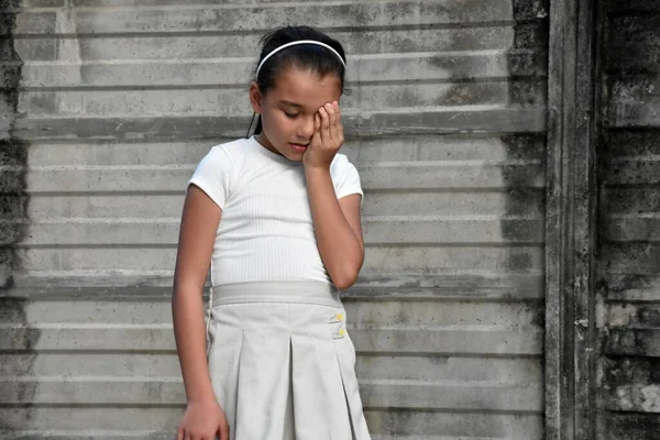 Depresyondaki Genç Filipinli Kadın Çocuk Duvarın Yanında