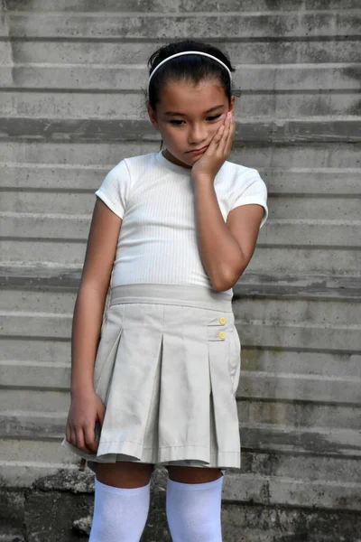 Duvarın Önünde Asyalı Kız ve Üzüntü