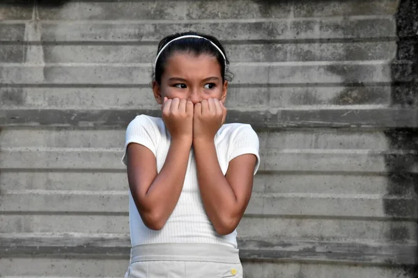 Filipinli Sevimli Çocuk Duvarın Yakınından Korkuyor