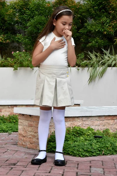 Hasta Genç Filipinli Kadın Etek Giyiyor Park 'ta Duruyor