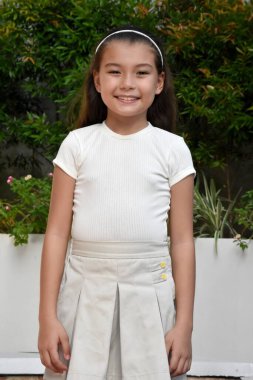 Şirin Kadın ve Mutluluk Ayakta Duran Etek Giyiyor