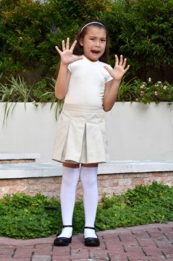 Korkmuş Genç Filipinli, Etek Giyiyor Park 'ta Duruyor