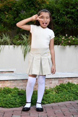 Şirin Filipinli Çocuk Komik Yüzler Yapıyor