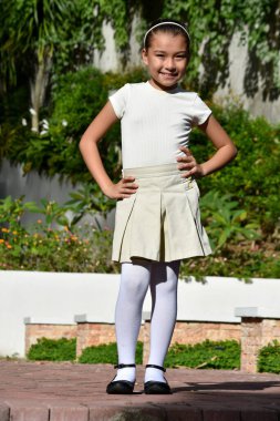 Sevimli Asyalı Çocuk ve Yaz Günü Etek Giyen Mutluluk