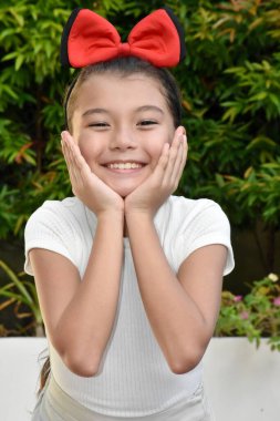 Kırmızı Kurdele Giyen Süpriz Küçük Filipinli Kişi