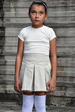 Duvarın önünde etek giyen farklı çocuklar ve ilgisizlik.