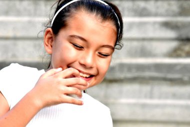 Utangaç Genç Değişik Kadın Saç bandı Giyiyor Duvarın Yanında