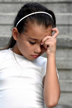 Duvarın Yakınındaki Genç Azınlık Kadın ve Üzüntü