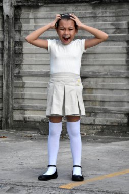 Duvarın yanında Etek Giyen Endişeyle Bekleyen Genç Kadın