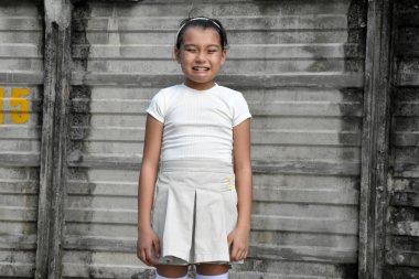 Ağlayan Genç Filipinli Duvarın Yanındaki Kişi