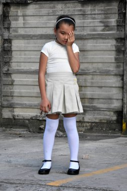 Petite Girl ve Hüzün Duvar kenarında Etek Giyiyor