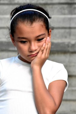 Mutsuz Azınlık Kadın Çocuk Duvara Yaklaştı