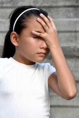 Başarısız Kadın Çocuk Saç bandı Takıyor Duvarın Yanında