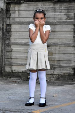 Otoparkta Etek Giyen Korkulu Genç Filipinli Kadın