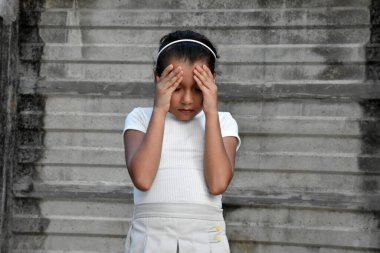 Filipinli Çocuk ve Endişeli Saç bandı Duvar Yanı Başında