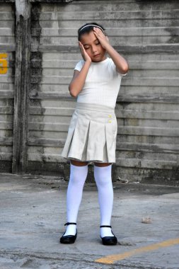 Otoparktaki Asyalı endişeli çocuk.