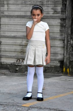 Park yerinde etek giyen küçük bir çocuk ve hasta.