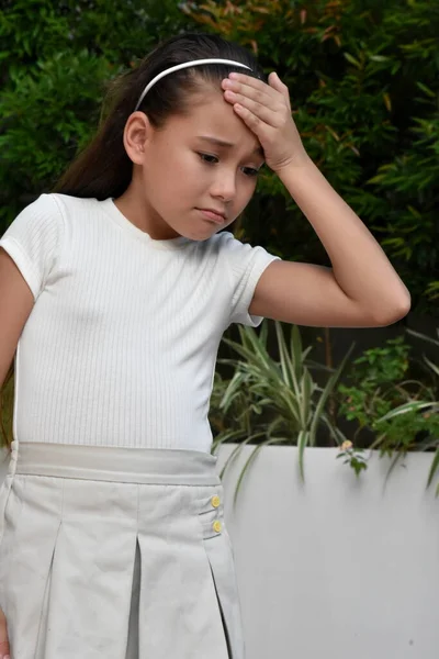 Çocuk ve Hafıza Kaybı Etek Giyen Ayakta Duran