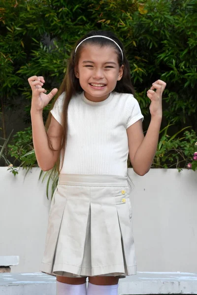 Tedirgin Asyalı Kadın Çocuk Etek Giyiyor