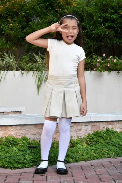 Şirin Filipinli Çocuk Komik Yüzler Yapıyor