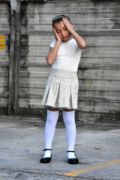 Otoparktaki Asyalı endişeli çocuk.