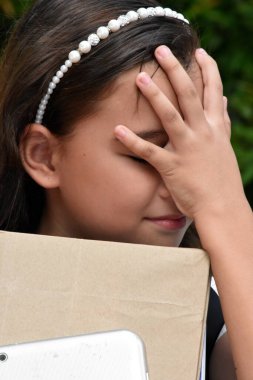 Ders kitaplarıyla endişeli genç öğrenci.