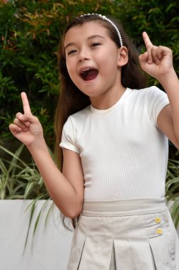 Ayakta Duran Etek Giyen Bir Fikri Olan Kadın Çocuk