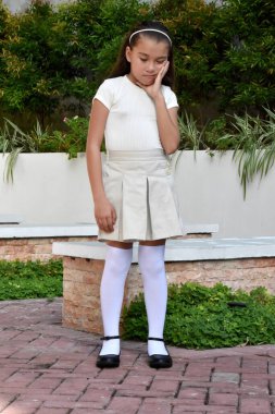 Kadın Çocuk ve Depresyon Ayakta Duran Etek Giyiyor