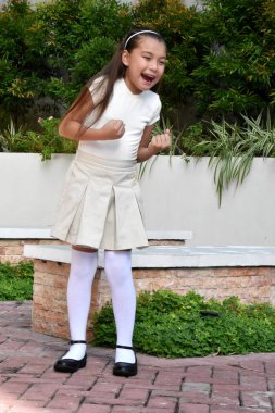 Genç Filipinli Kız ve Heyecan Duran Etek Giyen