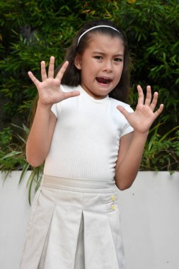 Filipinli Çocuk ve Korku Duruyor