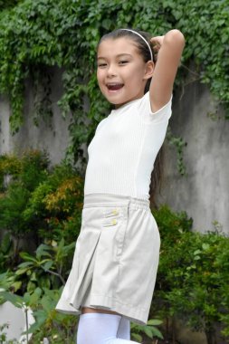 Filipinli Genç Kız Etek Giyiyor