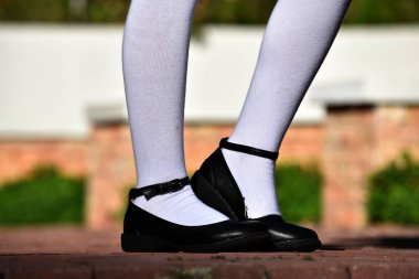 Siyah Ayakkabılı ve Beyaz Çoraplı Kız