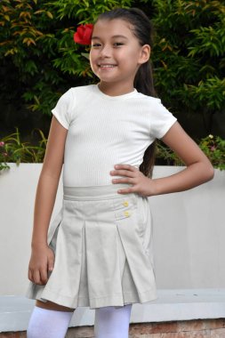 Mutlu Petite Diverse Ergenlik dönemi Kırmızı Çiçek Giyen Yakın plan