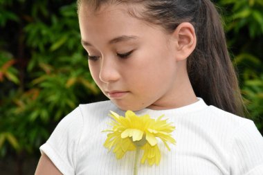 Asyalı Kadın ve Üzüntü Sarı Çiçek Yakından Giyen