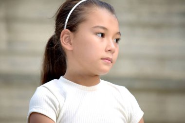 Duvar kenarında saç bandı takan Duygusuz Kadın Çocuk