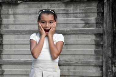 Duvarın Yanındaki Ürkek Filipinli Kız